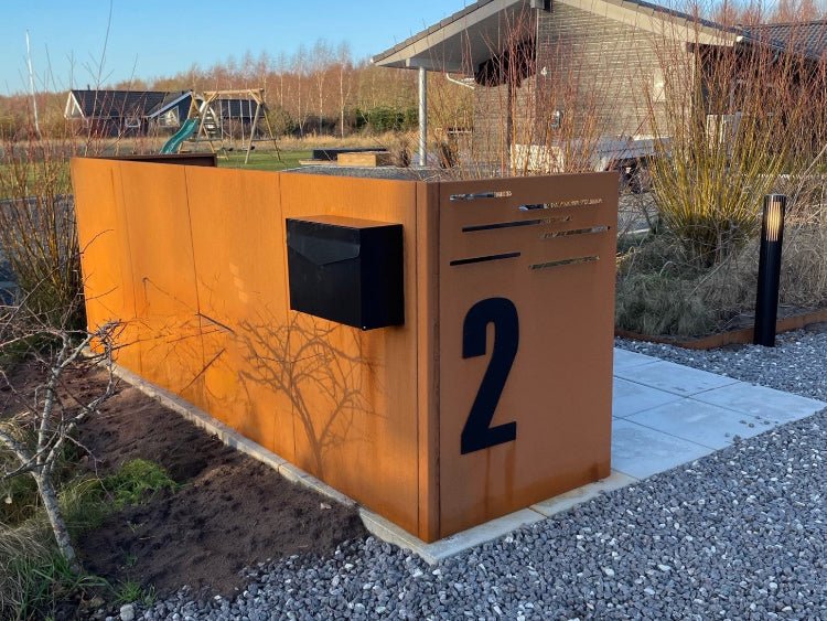 Mülltonnenverkleidung aus Cortenstahl mit integrierter Hausnummer 2 – moderne und langlebige Lösung für den Vorgarten