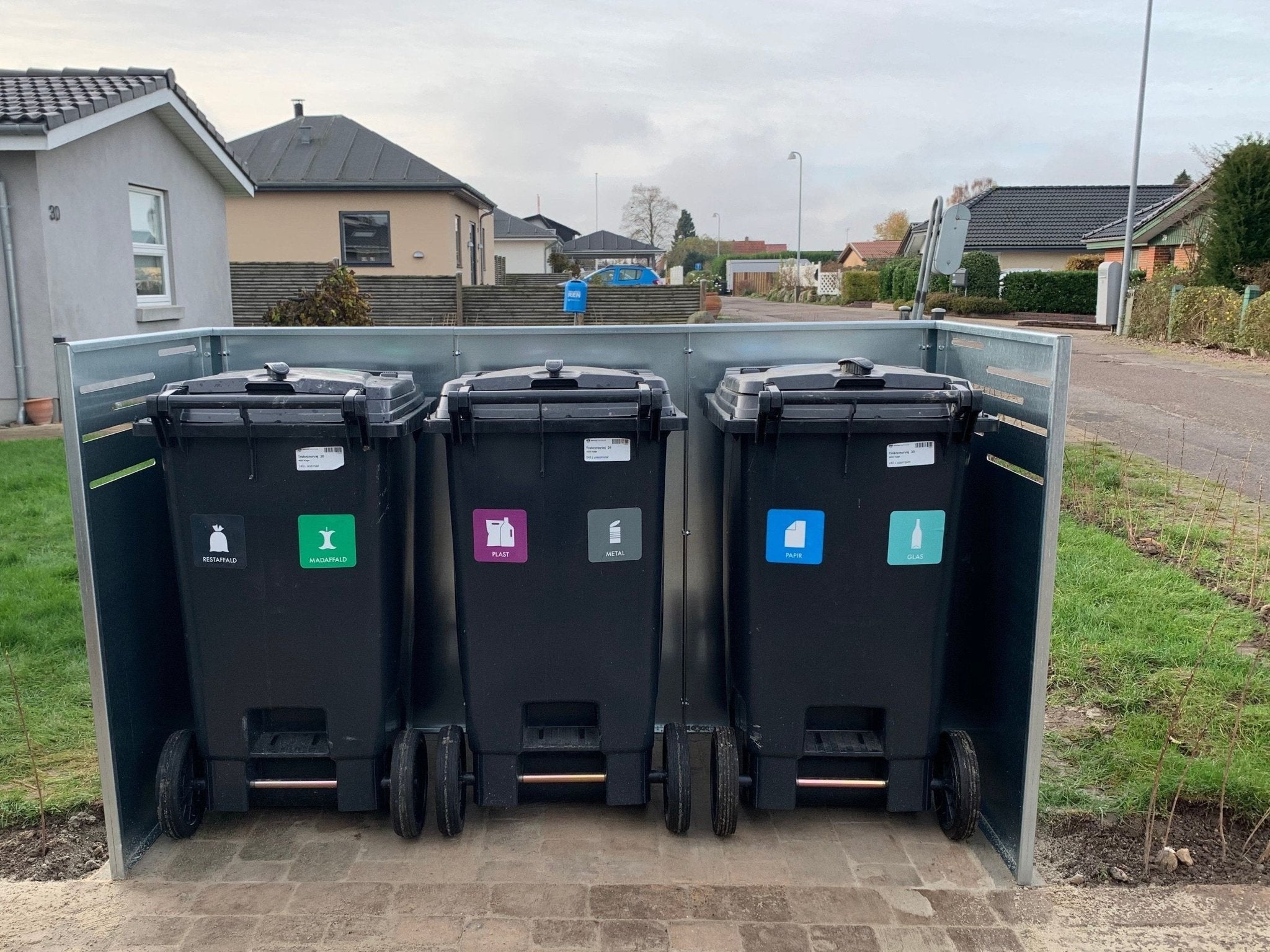 Mülltonnenverkleidung aus verzinktem Stahl für vier Mülltonnen – robuste und wartungsfreie Lösung für den Außenbereich