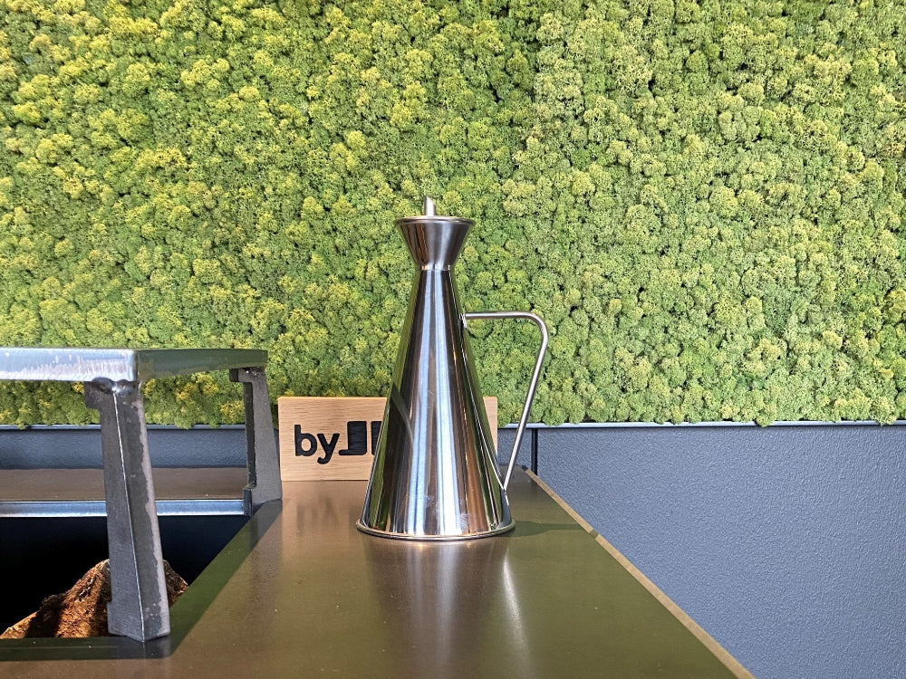 Ölkanne aus Edelstahl in der Außenküche platziert