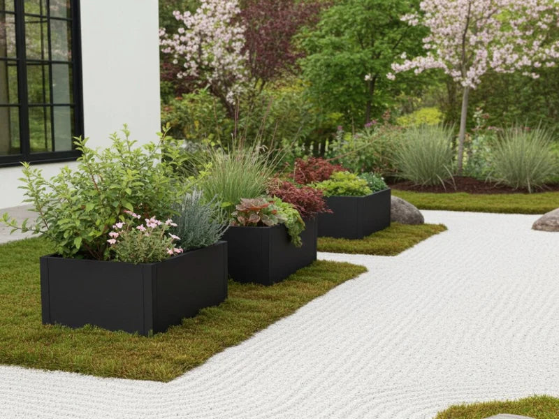 Pflanzkästen aus schwarzem Stahl entlang eines dekorativen Gartenwegs