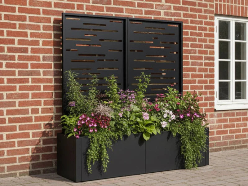 Pflanzkasten mit Rankgitter aus schwarzem Stahl und blühenden Pflanzen