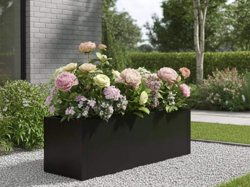 Pflanzkasten aus schwarzem Stahl mit blühenden Stauden
