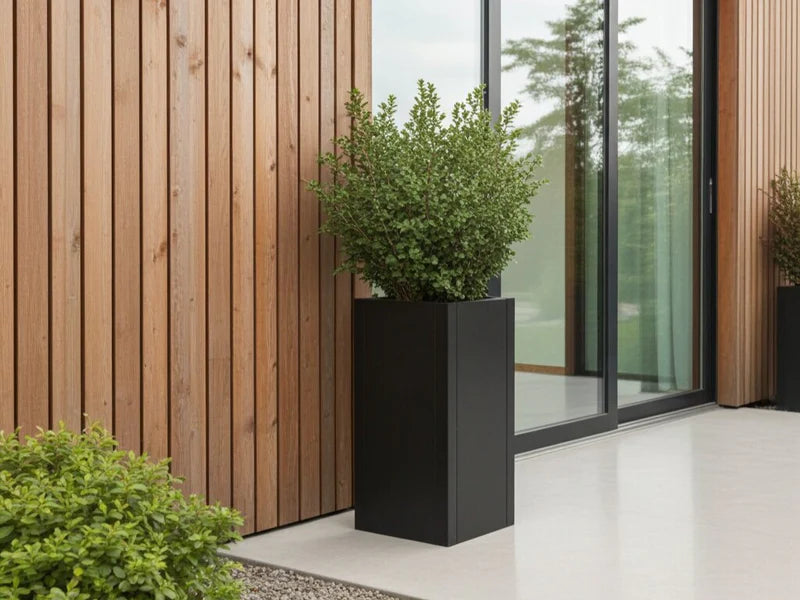 pflanzkuebel-schwarzstahl-terrassenbereich