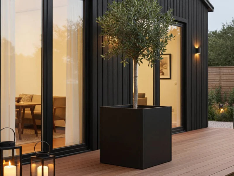 Quadratisches Hochbeet aus schwarzem Stahl im modernen Design