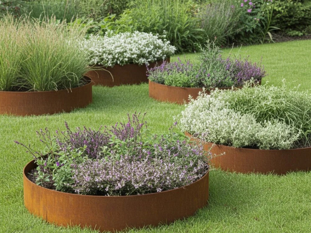 Runde Beeteinfassungen aus Cortenstahl mit Blumen und Pflanzen auf dem Rasen