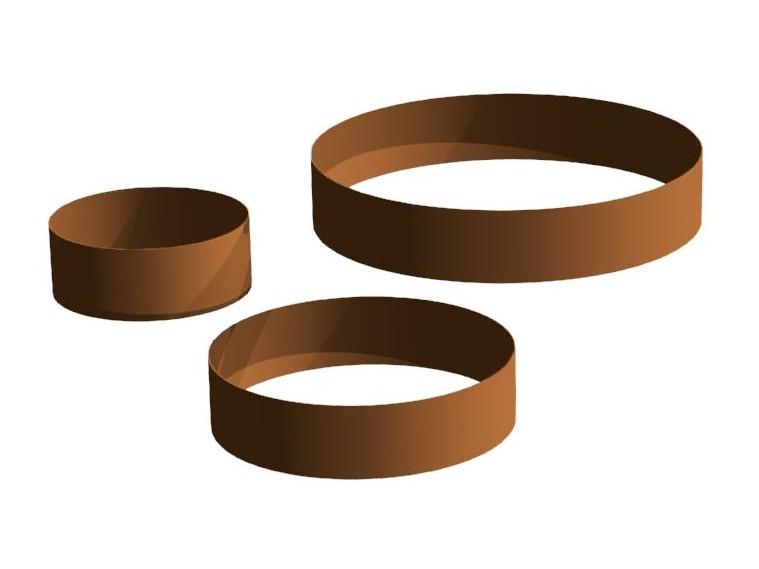 Runde Feuerschalenringe aus Cortenstahl in verschiedenen Durchmessern, freigestellt auf weißem Hintergrund.