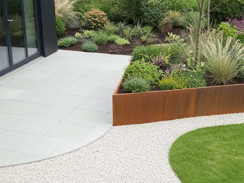 Stützmauer aus Cortenstahl im Gartenbeet als Sonderanfertigung