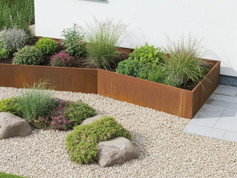 Innenwinkel 45 Grad für Stützmauer aus Cortenstahl entlang Kiesweg