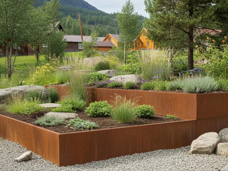 Stützmauer aus Cortenstahl mit Stauden und Natursteinen