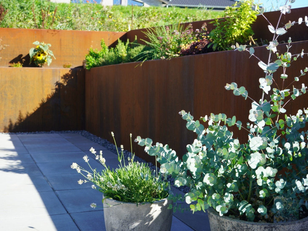 Stützmauer aus Cortenstahl für Pflanzbeete bei Terrasse