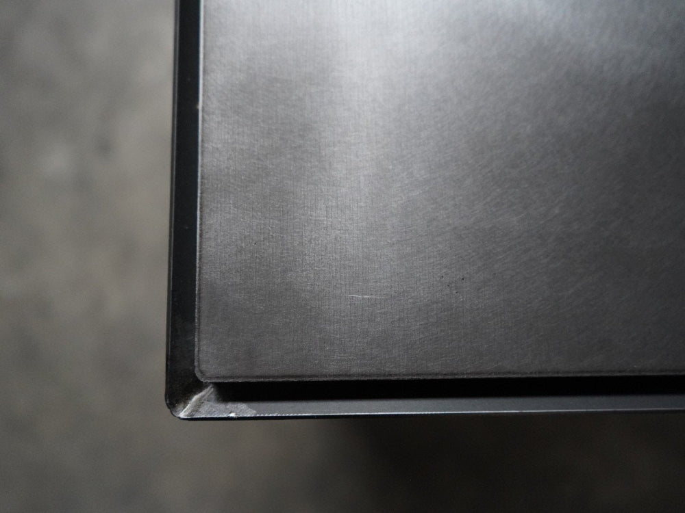 Detail einer Tropfschale aus verzinktem Stahl med präziser Kante