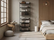 AXIS Regal aus schwarz lackiertem Stahl mit Textilien, Aufbewahrungsboxen und Dekoration im modernen Schlafzimmer.