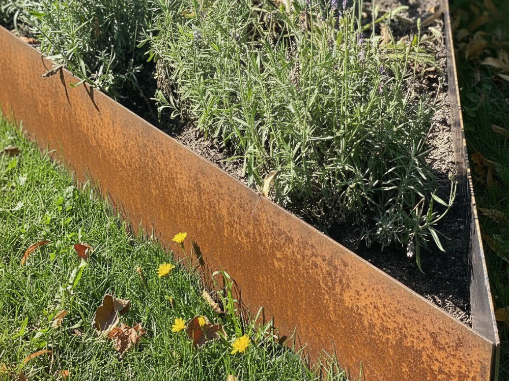 Beetkante aus Cortenstahl nach Sondermaß von byJEMA als Einfassung eines Kräuterbeets im Garten