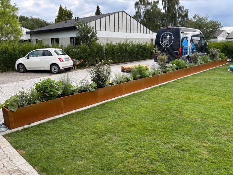 byJEMA Hochbeet aus Cortenstahl mit Blumen – Hochbeet als dekoratives Gestaltungselement