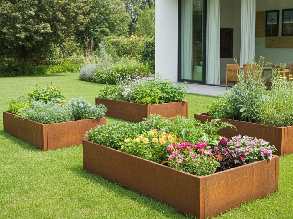 byJEMA CUBY Hochbeete aus Cortenstahl im Gemüsegarten mit Blumen und Pflanzen