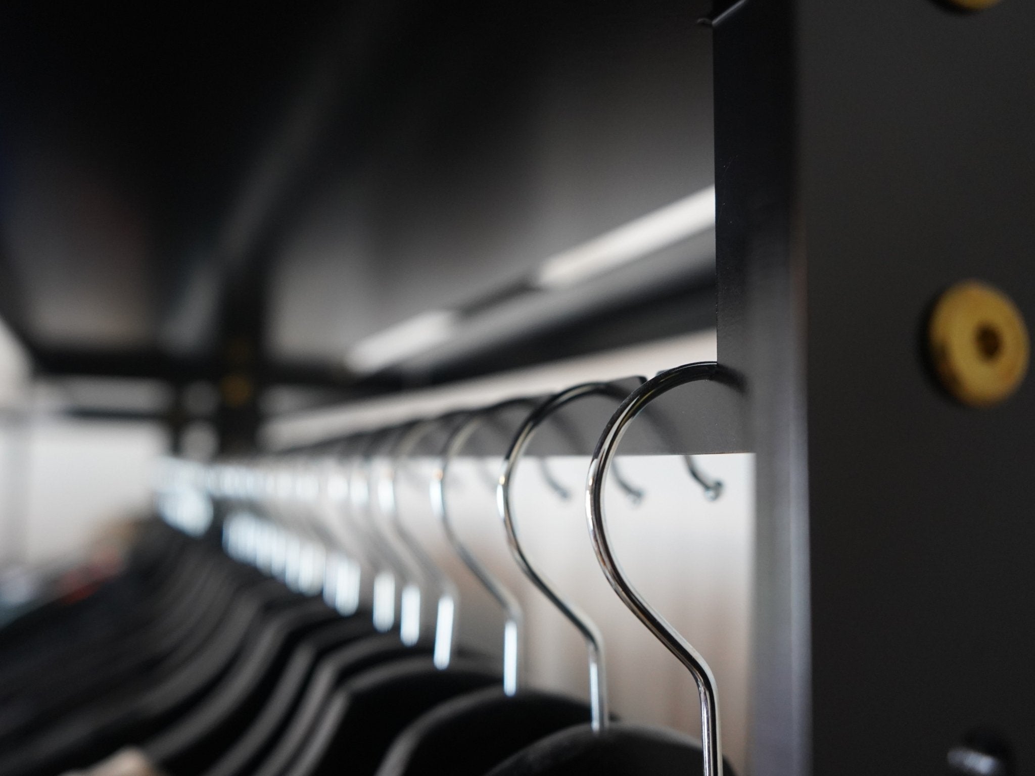 Kleiderbügel an der Kleiderstange des byJEMA Garderobensystems aus schwarz lackiertem Stahl