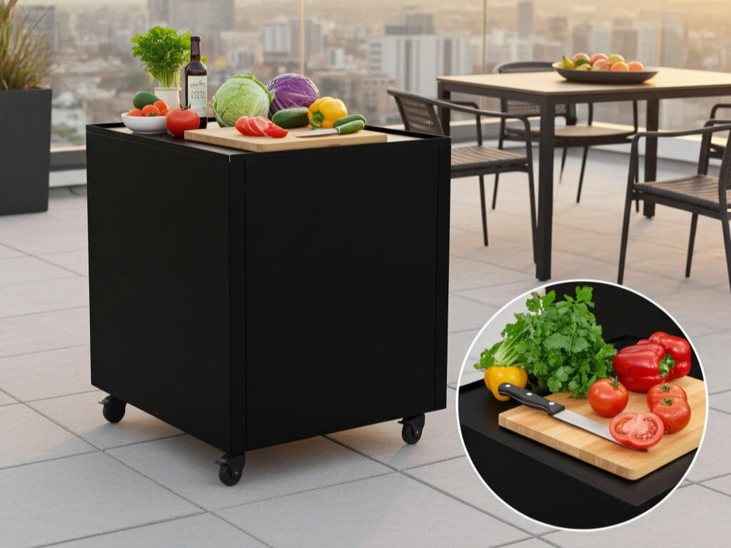 byJEMA Outdoor-Kuechentisch aus schwarz lackiertem Stahl mit Rollen auf moderner Dachterrasse mit Gemuese und Schneidebrett
