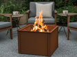 Quadratische Feuerschale aus Cortenstahl mit brennendem Holzfeuer in moderner Gartensitzgruppe