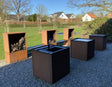Outdoor Küche aus Cortenstahl mit integriertem Holzlager und Sitzbank