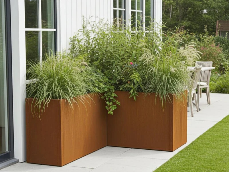 Winkel-Pflanzkasten aus Cortenstahl von CUBY mit Ziergräsern auf Terrasse