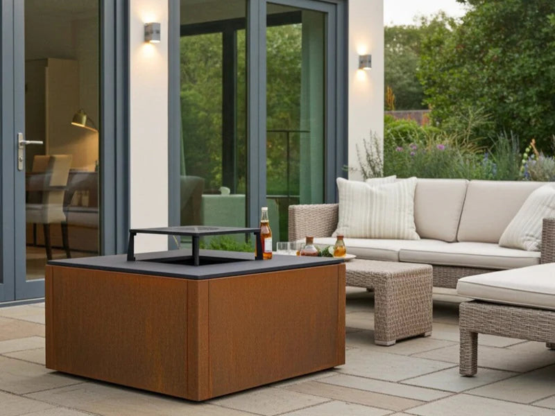 CUBY Feuergrill aus Cortenstahl auf Terrasse mit Lounge und Nutzungssituation