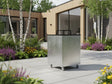 CUBY Feuergrill aus verzinktem Stahl auf Terrasse bei moderner Architektur