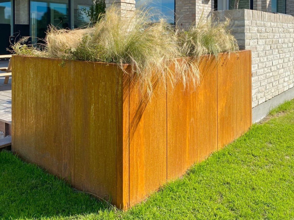 Großer Pflanzkasten aus Cortenstahl von CUBY als Gartenbegrenzung