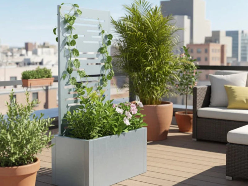 Hochbeet aus verzinktem Stahl von CUBY mit Rankgitter im Garten