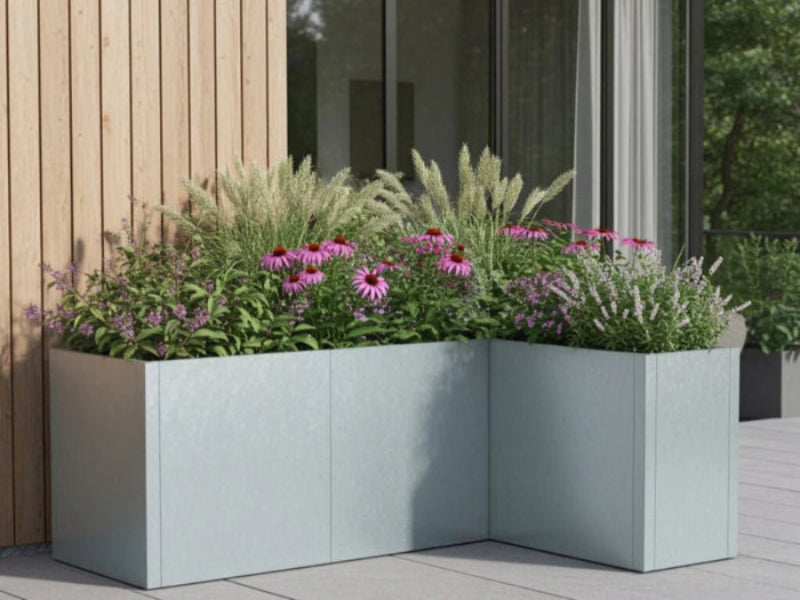 Winkel Hochbeet aus verzinktem Stahl von CUBY mit Staudenpflanzen