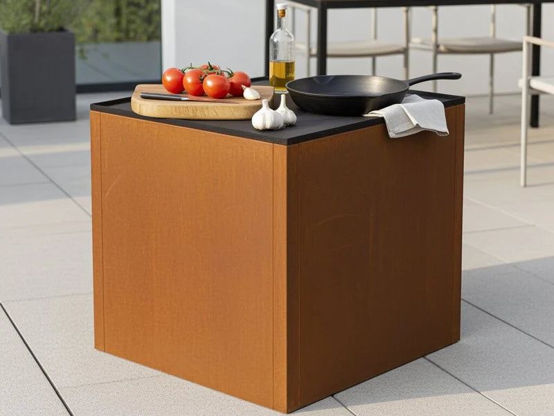 Detail des CUBY Outdoor-Küchentischs aus Cortenstahl mit Pfanne