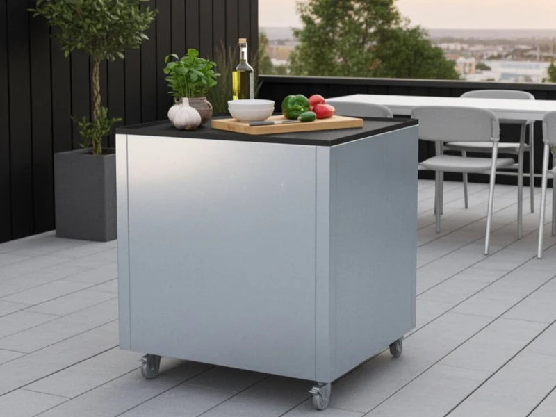 CUBY Outdoor-Küchentisch aus verzinktem Stahl mit frischen Zutaten