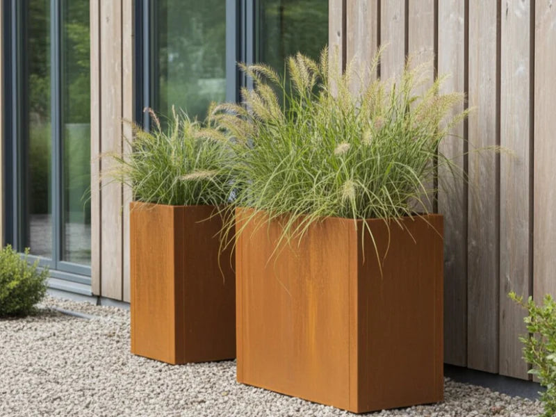 Zwei Pflanzkästen aus Cortenstahl von CUBY auf Terrasse