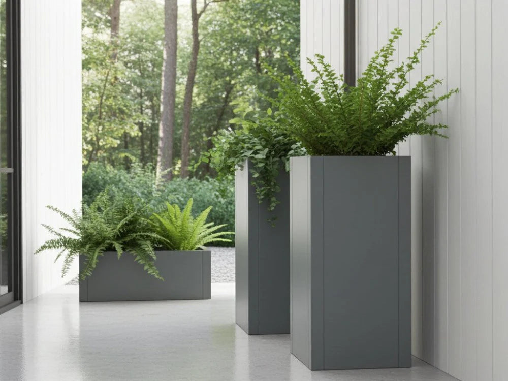 CUBY Pflanzkübel aus verzinktem Stahl an moderner Hausfassade