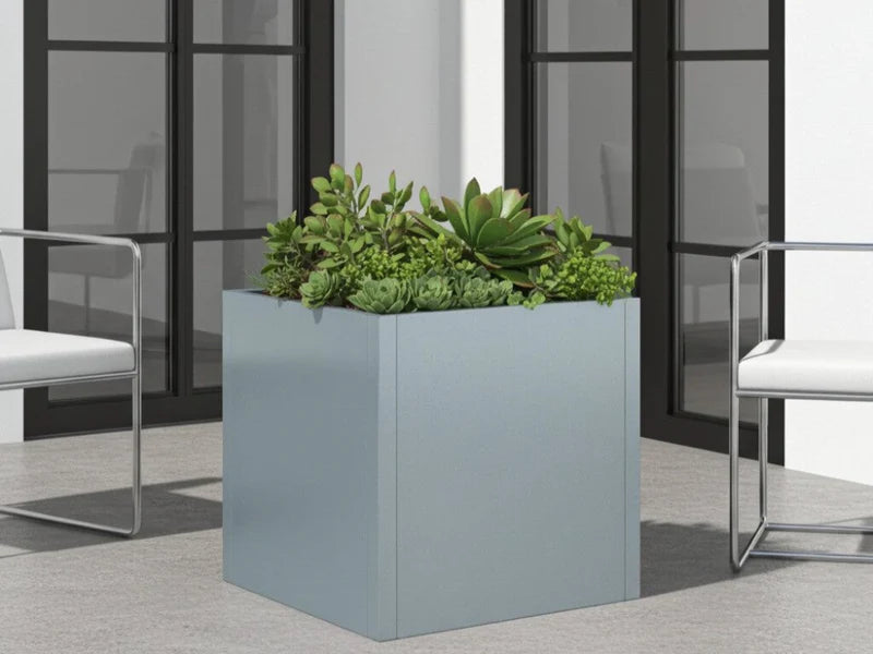 CUBY Pflanzkübel aus verzinktem Stahl mit grüner Bepflanzung im modernen Innenhof