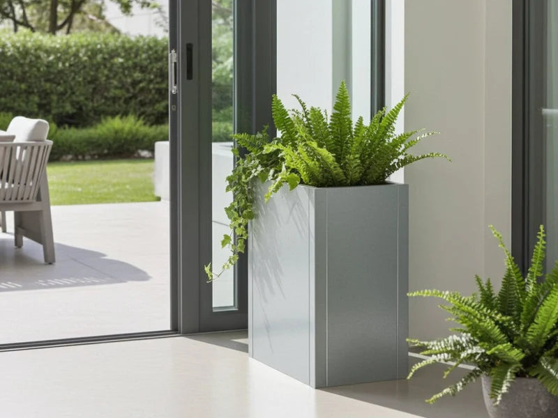 CUBY Pflanzkübel aus verzinktem Stahl mit grüner Bepflanzung im Innenbereich