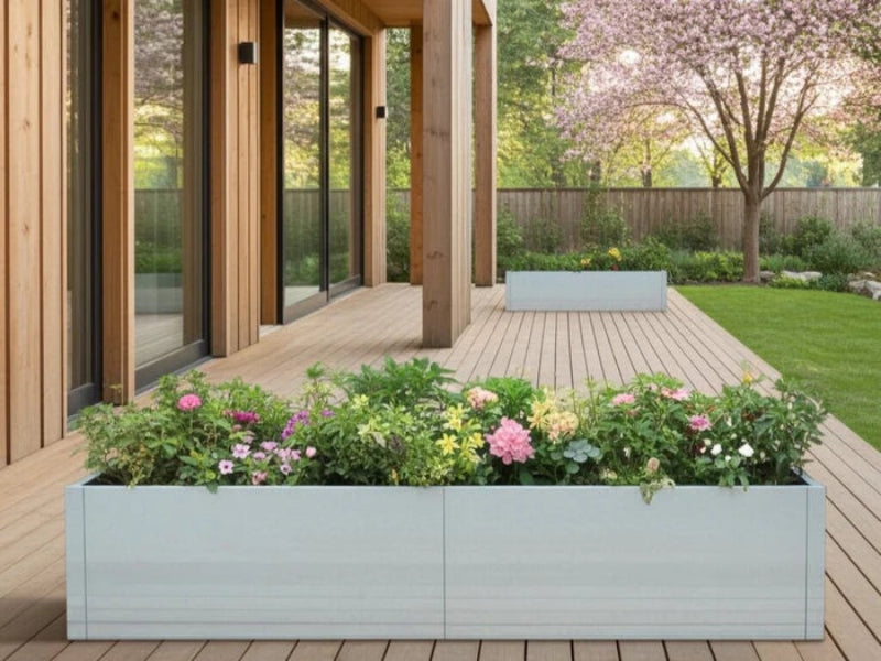 CUBY Pflanzkasten aus verzinktem Stahl mit blühenden Gartenpflanzen