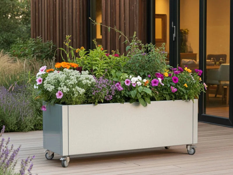 CUBY Pflanzkasten aus verzinktem Stahl auf Rollen mit Blumen