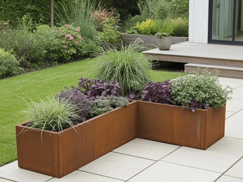 CUBY Winkel-Pflanzkasten aus Cortenstahl mit Ziergräsern und Stauden auf Terrasse