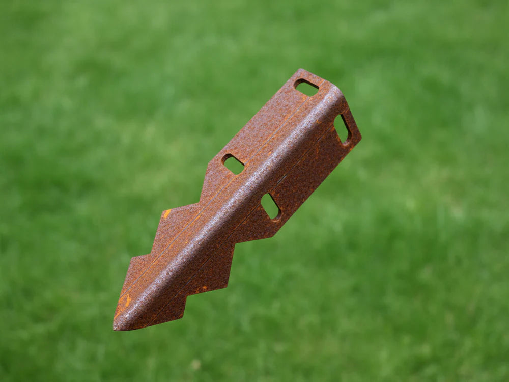 Eckverbinder aus Cortenstahl für 90 Grad Verbindung von Beetkante mit schwarzen Schrauben