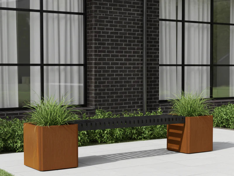 EDGY Bankset aus Cortenstahl mit Pflanzkästen im Garten