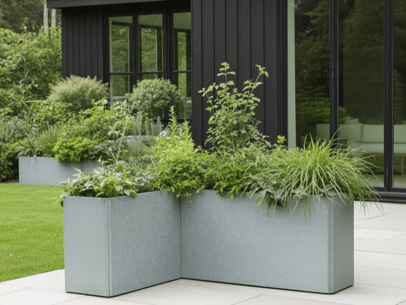 EDGY Eck-Pflanzkübel aus verzinktem Stahl an der Hausfassade