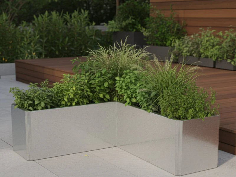 EDGY Eck-Pflanzkübel aus verzinktem Stahl in moderner Terrassengestaltung