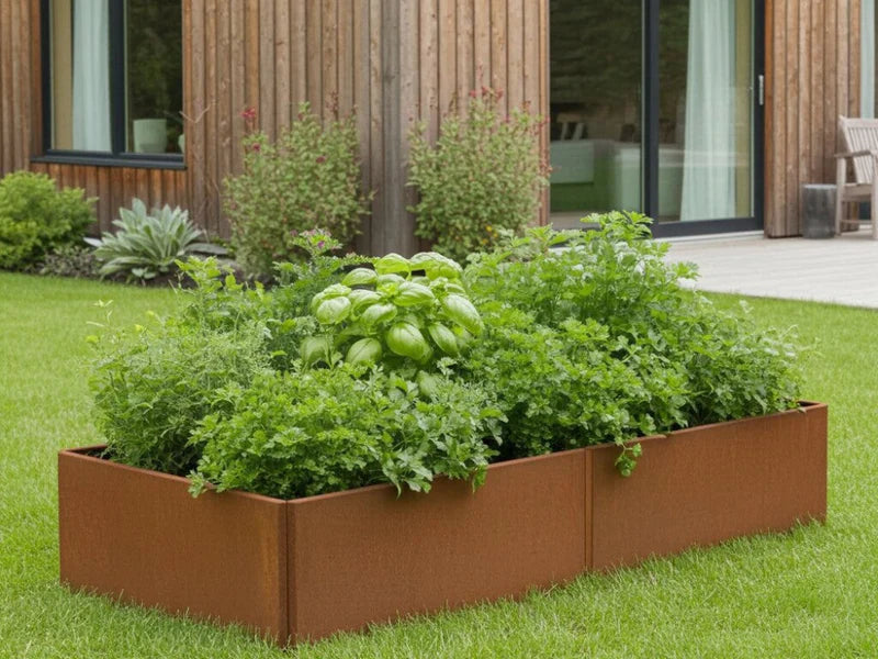 EDGY Hochbeet aus Cortenstahl mit Kräutern und Gemüse im modernen Garten