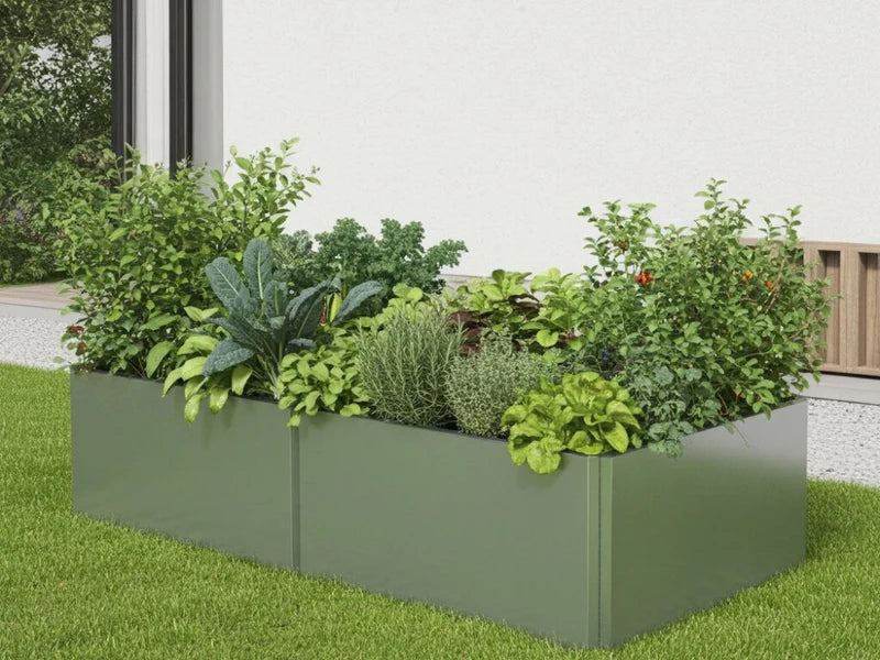 Rechteckiges EDGY Hochbeet aus verzinktem Stahl auf dem Rasen