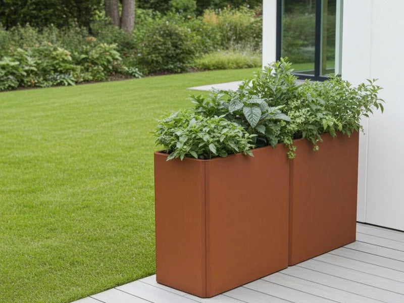 Rechteckiger EDGY Pflanzkübel aus Cortenstahl in hoher Variante mit dichter Bepflanzung