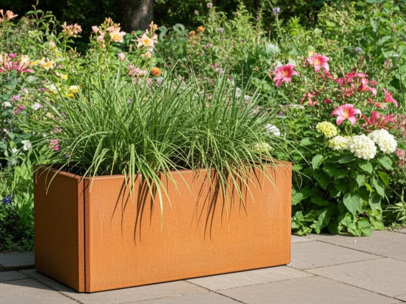 Rechteckiger EDGY Pflanzkübel aus Cortenstahl mit Stauden