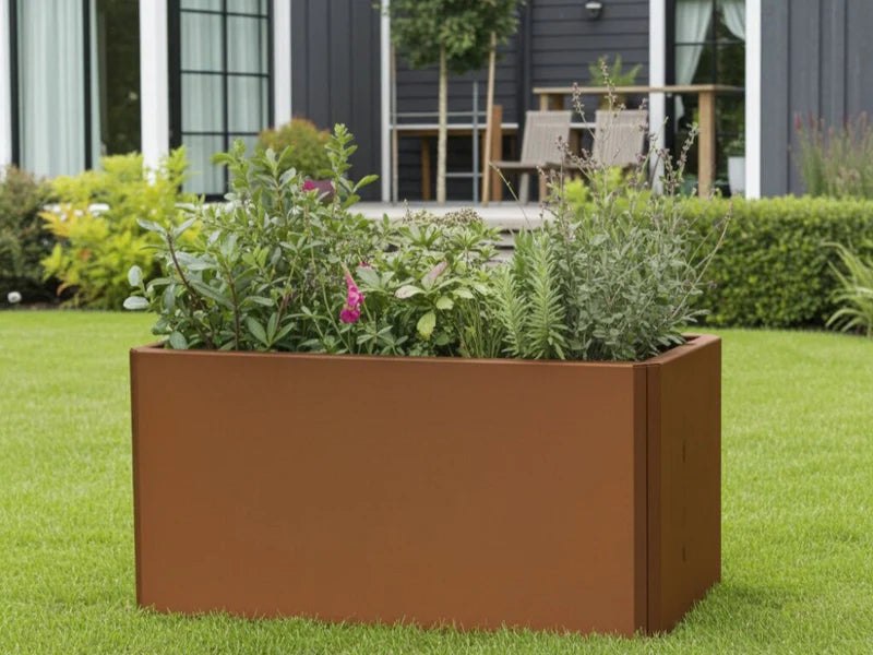 EDGY Pflanzkübel aus Cortenstahl im modernen Vorgarten