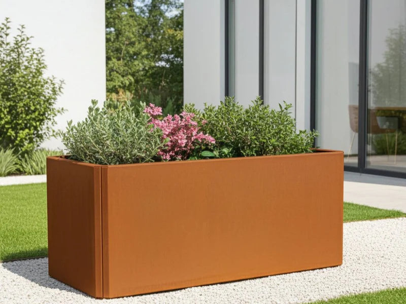 EDGY rechteckiger Pflanzkübel aus Cortenstahl mit Blumen und Sträuchern auf moderner Terrasse