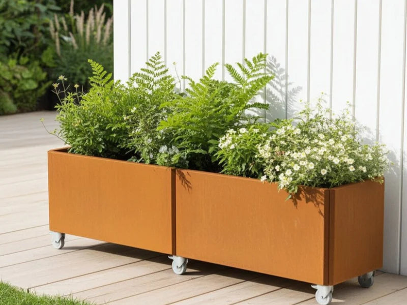 EDGY Pflanzkübel aus Cortenstahl mit Farnen auf Holzterrasse