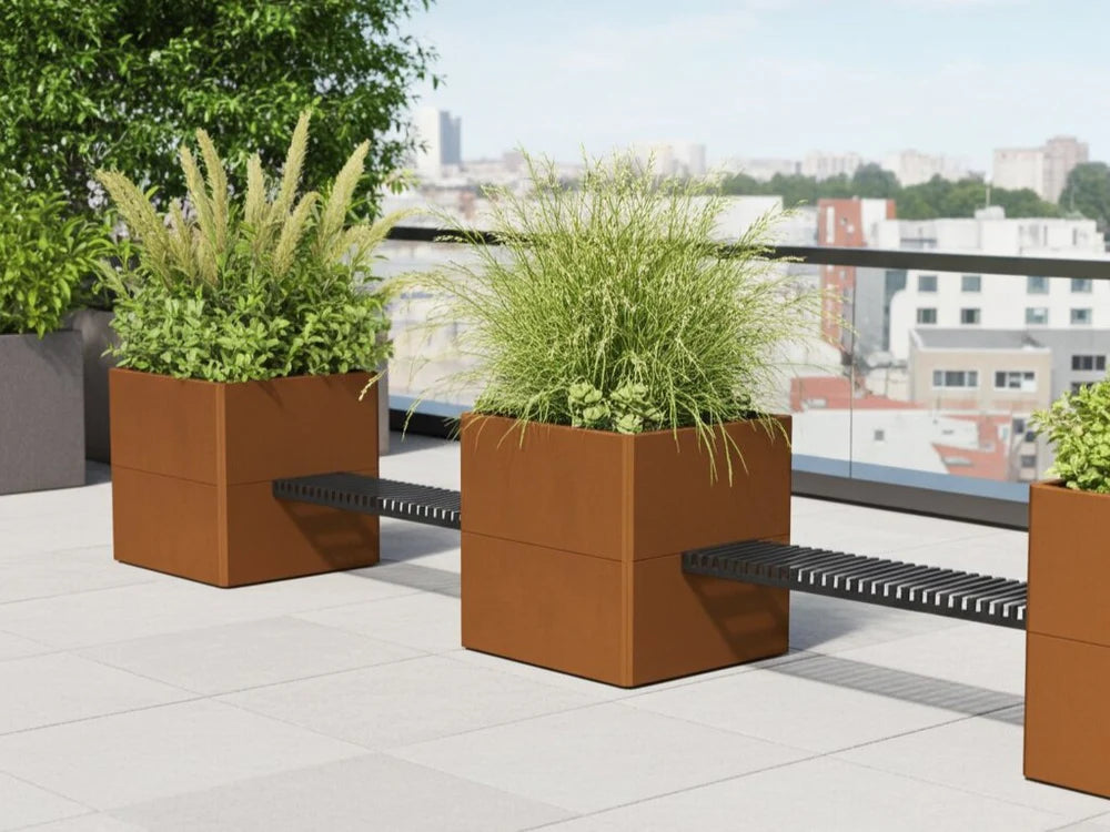 Detail eines EDGY Pflanzkübels aus Cortenstahl mit Sitzbank und Gräsern